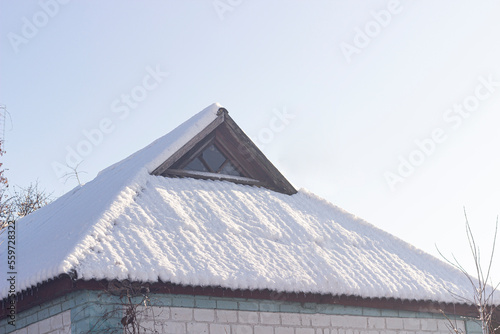 Fotografia the roof of the old house is covered with snow