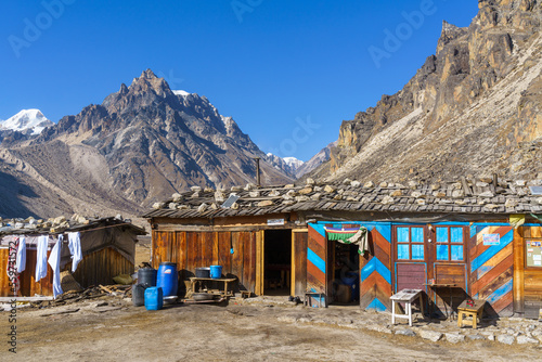 Foto A cozy teahouse in Lhonak, a remote village on the Kanchenjunga Base Camp Trek in Nepal