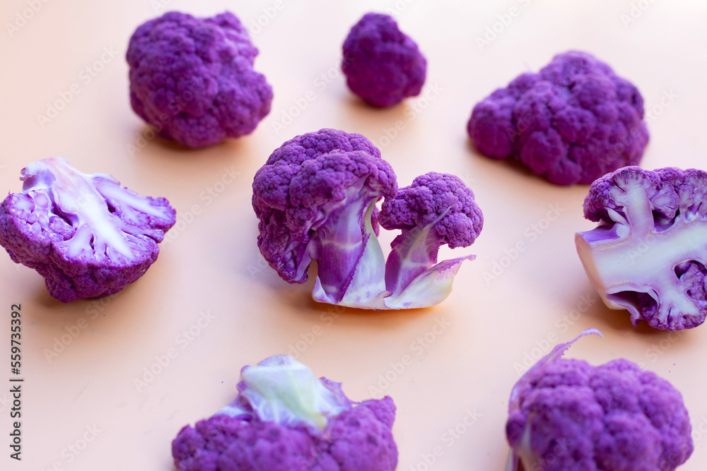 Naklejka premium Purple cauliflower on old rose color background.