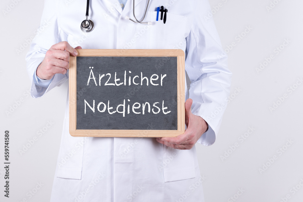 Arzt mit einer Tafel auf der Ärztlicher Notdienst steht Arzt mit einer Tafel auf der Ärztlicher Notdienst steht