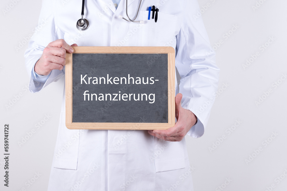 Arzt mit einer Tafel auf der Krankenhausfinanzierung steht Arzt mit einer Tafel auf der Krankenhausfinanzierung steht