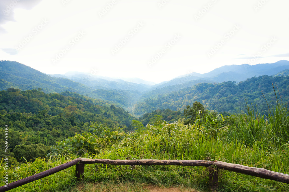 登山道から眺める山間部の風景　タイ・カムペーンペット