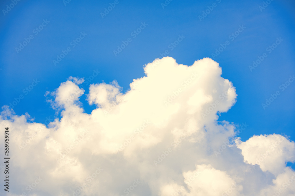 山頂から眺める青空と雲