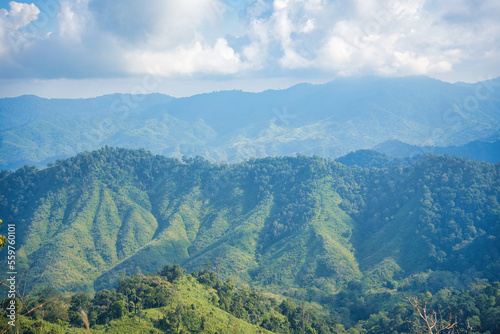 登山道から眺める山間部の風景　タイ・カムペーンペット © Daichi
