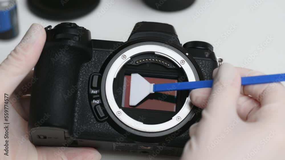 Video „Cleaning the camera sensor with sensor cleaning swab from dust