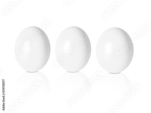 Drei weiße Eier freistend auf weißem Hintergrund, Spiegelung auf dem Boden, transparent