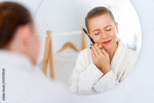 woman experiencing toothache