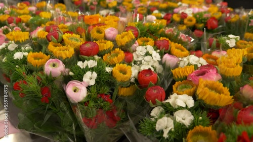 Gros plan de bouquets de fleurs de différentes sortes rouge jaune blanche et rose  photo