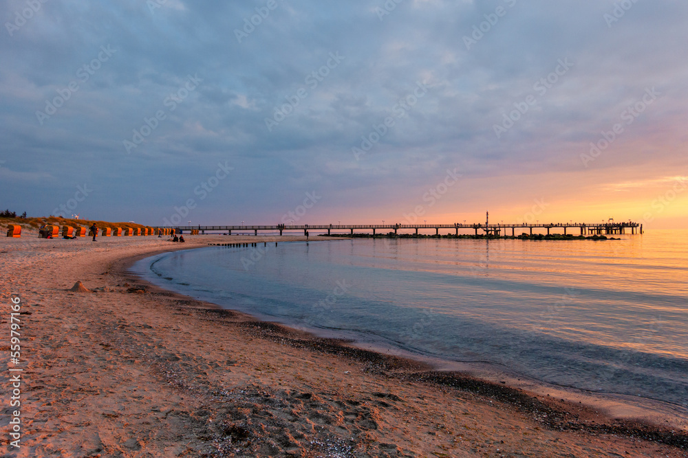 stimmungsvoller Sonnenuntergang am Strand Ostsee