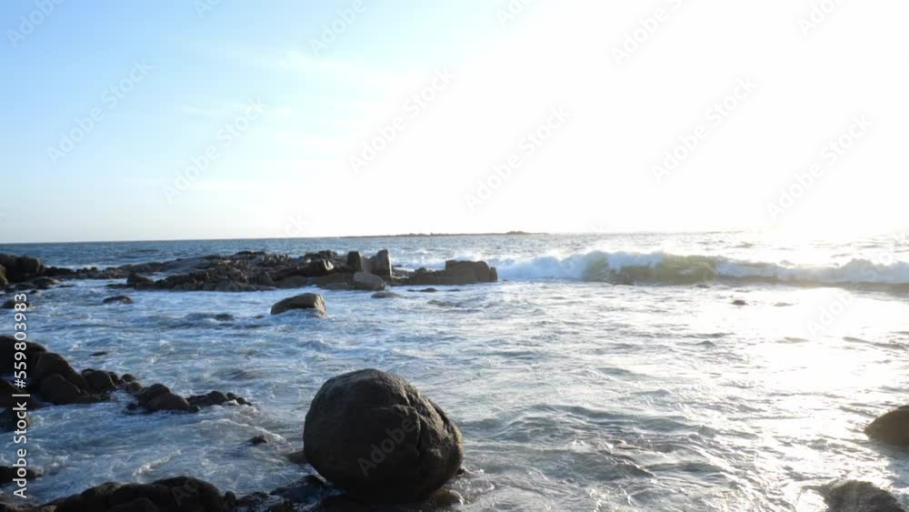 Ola impactando rocas de costa en super camara lenta 
