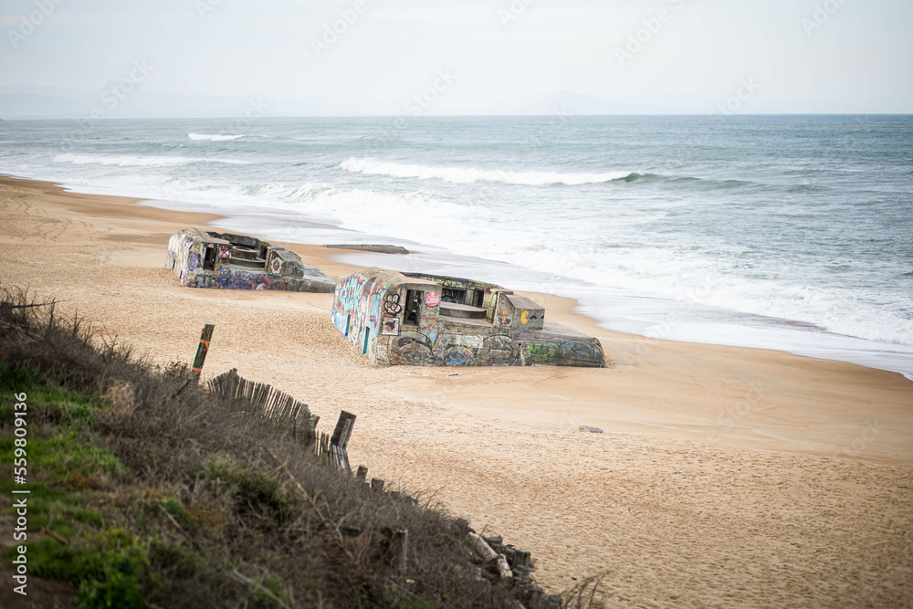 Plage de Labenne avec vu sur l'océan et les blockhaus dans les Landes en France Plage de Labenne avec vu sur l'océan et les blockhaus dans les Landes en France