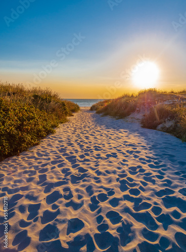 sandweg zum strand mit fussspuren