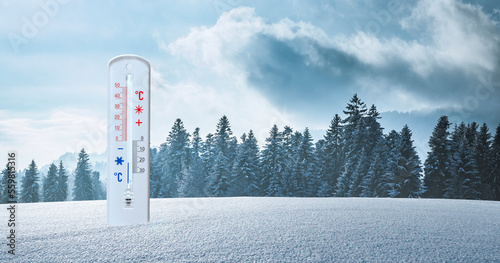 Thermometer mit Minus Temperaturen im Schnee im winter