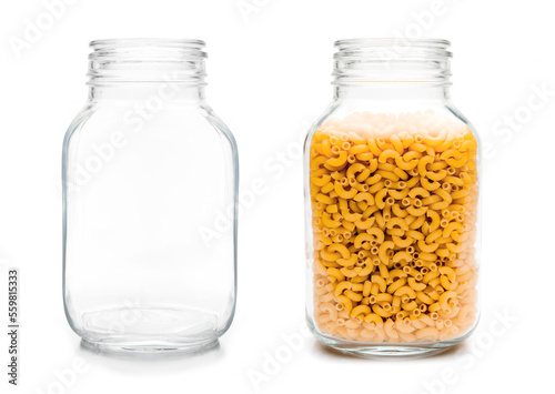 Leeres und mit Nudeln gefülltes Einmachglas isoliert auf weissem Hintergrund