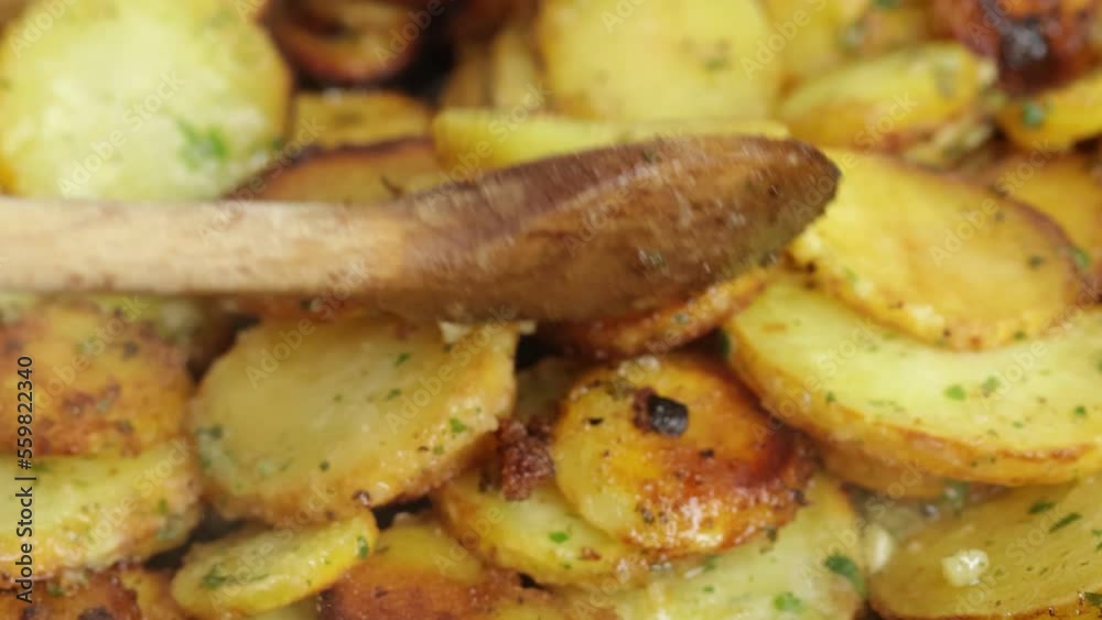 pomme de terre sarladaise en cuisson dans une poêle pomme de terre sarladaise en cuisson dans une poêle