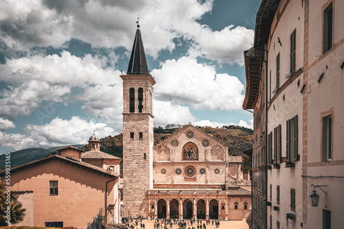 Photos square and ancient church in the town of spoleto in umbria, italy