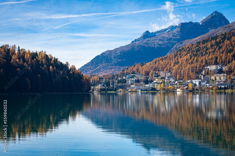 Φωτογραφία Enchanting views of the town and lake of Saint Moritz, Switzerland on a calm sun