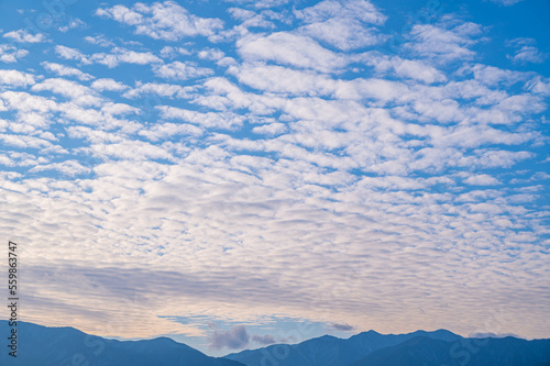 Papier peint ひつじ雲が広がる冬の空　