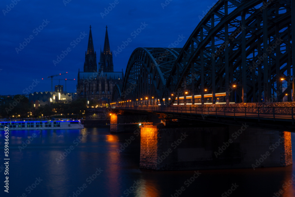Obraz premium cologne cathedral at blue hour/night