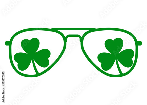 Día de San Patricio. Silueta aislada de gafas de sol con reflejo de shamrock de 3 hojas
