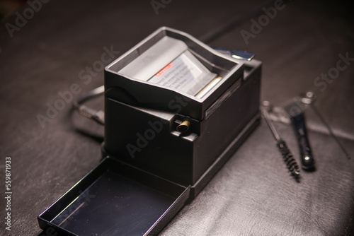 The process of putting tobacco into cigarette cases with a semi-automatic machine