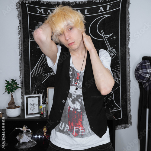 Person with bleached hair, guy with bleached hair, guy with blonde hair, person with blonde hair, man with bleached hair, man with dyed hair, alternative fashion, rock fashion, metal fashion