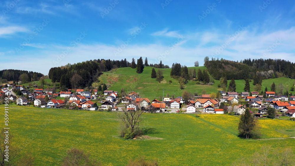 Luftbild von Peiting mit Blick auf die Kirche St. Michael, Bayern, Deutschland. Luftbild von Peiting mit Blick auf die Kirche St. Michael, Bayern, Deutschland.