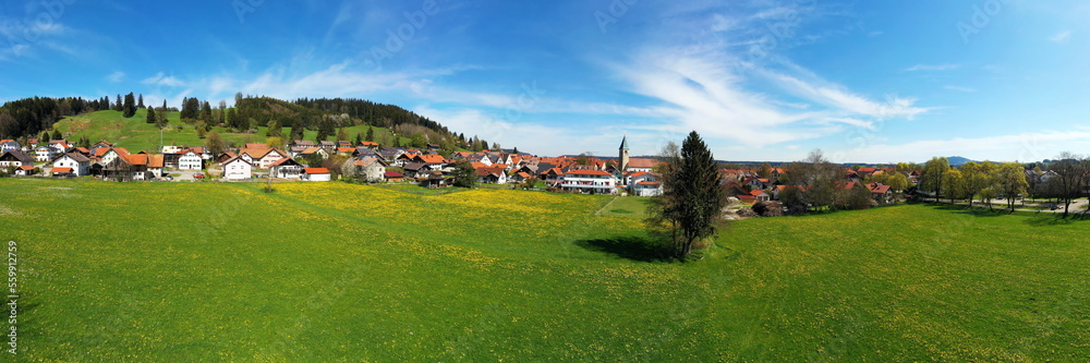 Luftbild von Peiting mit Blick auf die Kirche St. Michael, Bayern, Deutschland. Luftbild von Peiting mit Blick auf die Kirche St. Michael, Bayern, Deutschland.