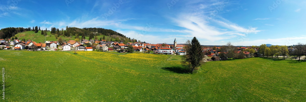 Luftbild von Peiting mit Blick auf die Kirche St. Michael, Bayern, Deutschland.