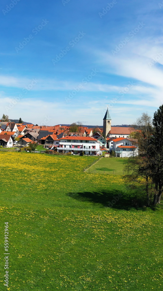 Luftbild von Peiting mit Blick auf die Kirche St. Michael, Bayern, Deutschland. Luftbild von Peiting mit Blick auf die Kirche St. Michael, Bayern, Deutschland.