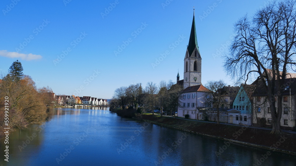 weiter Blick von Brücke auf Neckar bei Rottenburg mit   Stiftskirche St. Moriz und kahlem Baum im Winter