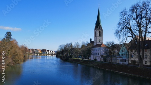 weiter Blick von Brücke auf Neckar bei Rottenburg mit Stiftskirche St. Moriz und kahlem Baum im Winter