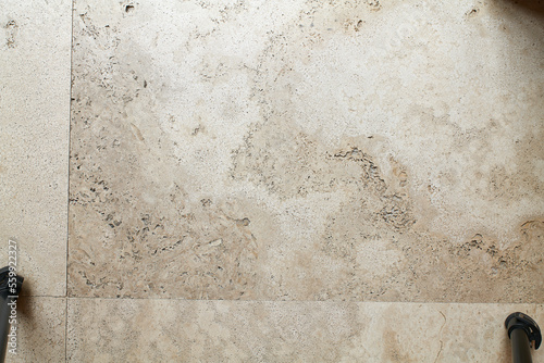 Texture di un pavimento in marmo travertino ad alta risoluzione con diversi motivi e dettagli