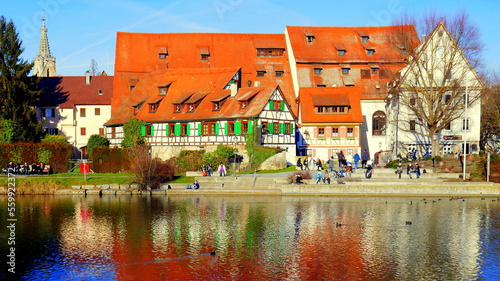 schöne Ansicht von Rottenburg am Neckar mit Pflegeheim und Menschen unter blauem Himmel
