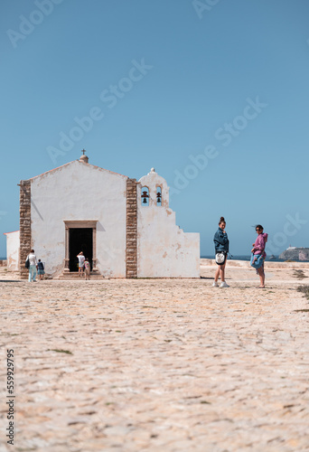 Pareja de chicas paseando por el Cabo de San Vicente. 