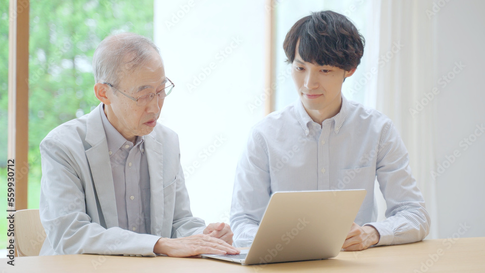パソコンを学ぶ高齢者 パソコンを学ぶ高齢者