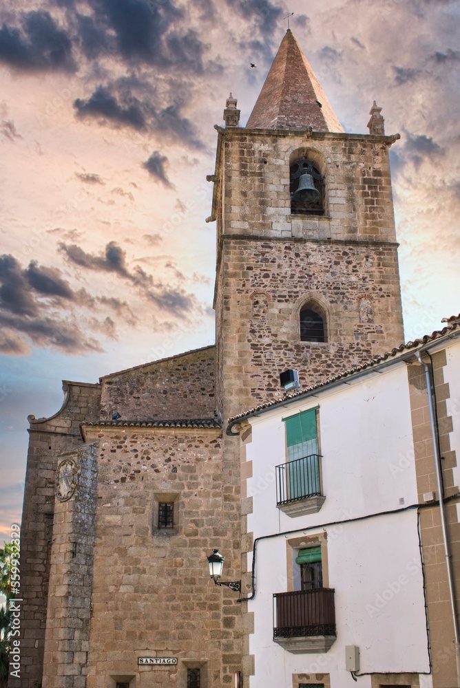 Vista del campanario de la parroquia de Santiago el Mayor en Cáceres, España