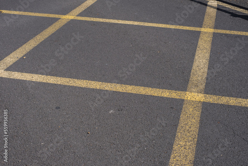 Road markings on the floor not blocking the crossing