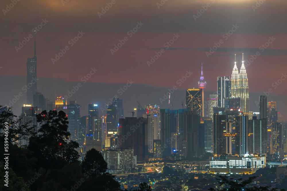 Obraz premium Kuala Lumpur city view from during sunset overlooking the KL city skyline