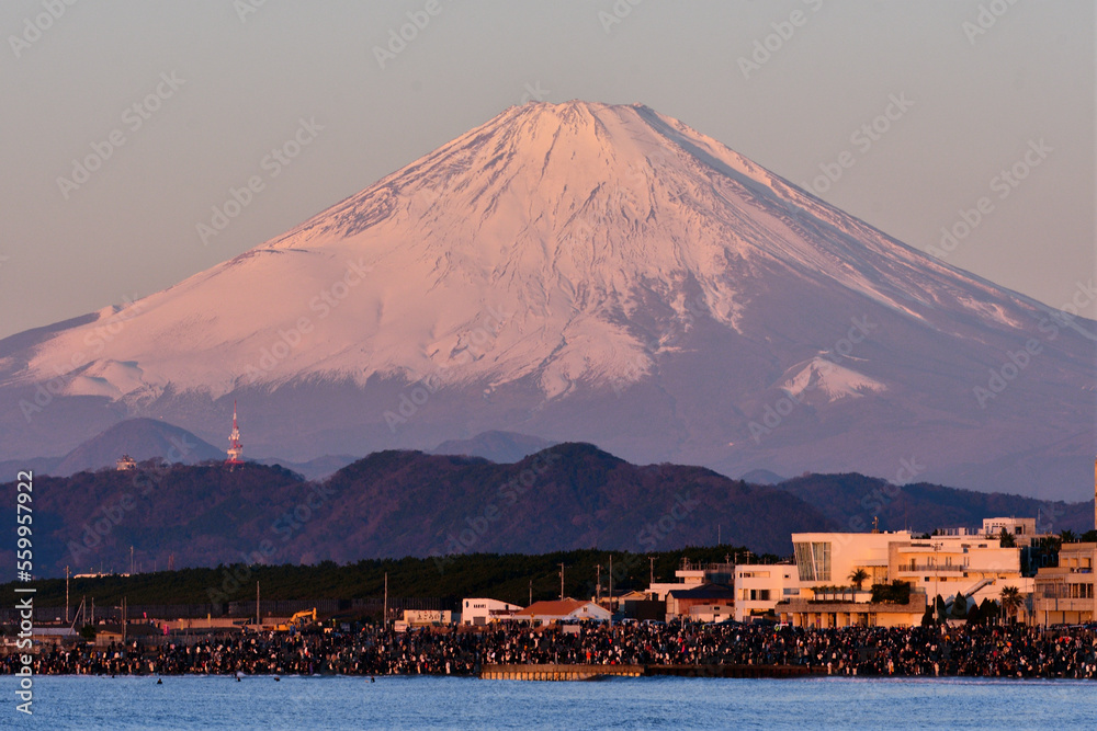 初日の出を見る人たちと赤富士