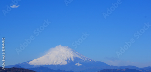 冬の青空と冠雪した富士山の冬景色