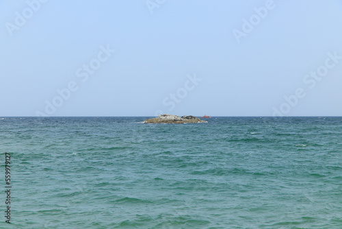 해안가 맑은 하늘과 섬이 보이는 풍경 © 현승 박