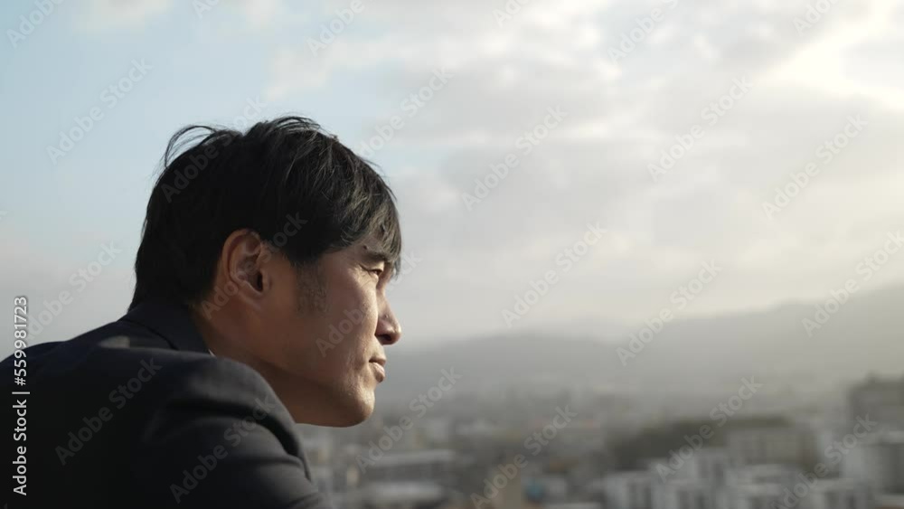 外の景色とスーツ姿の男性 外の景色とスーツ姿の男性