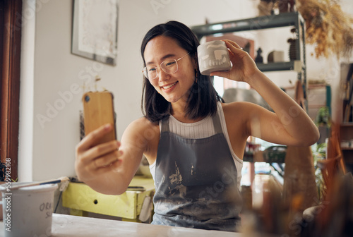 Foto Artist woman, pottery and selfie with smile, design and product in studio to sell on internet, app or social media