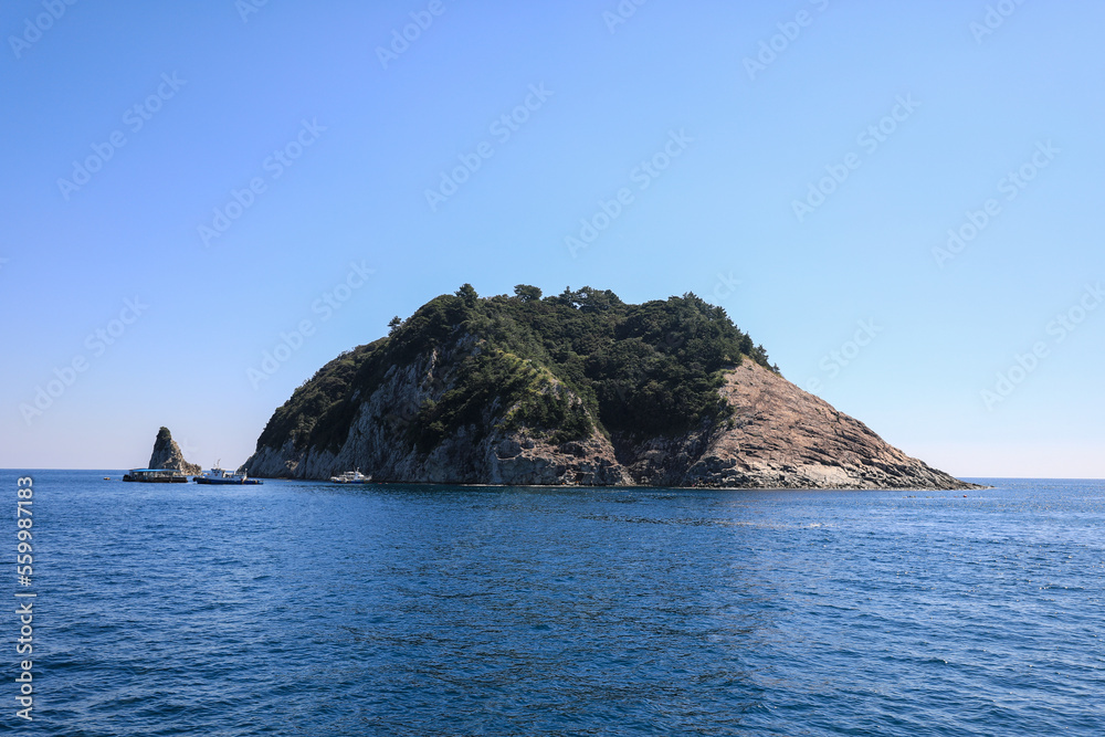 Naklejka premium 대한민국 제주도에 있는 문섬 이라 부르는 아름다운 섬의 풍경이다.