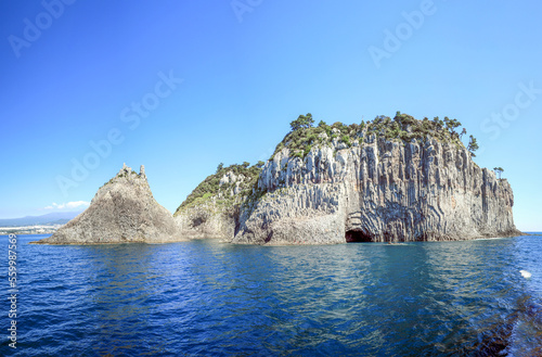대한민국 제주도에 있는 범섬 이라 부르는 아름다운 섬의 풍경이다.