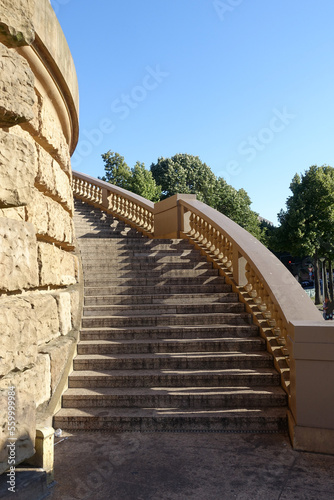 Treppenaufgang einer steinernen Treppe zu einem Turm