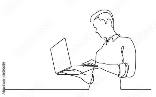 Foto continuous line man standing man watching laptop computer - PNG image with trans