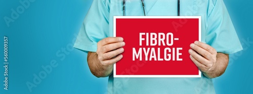 Fibromyalgie. Arzt zeigt rotes Schild mit medizinischen Wort. Blauer Hintergrund. photo