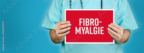 Fibromyalgie. Arzt zeigt rotes Schild mit medizinischen Wort. Blauer Hintergrund.